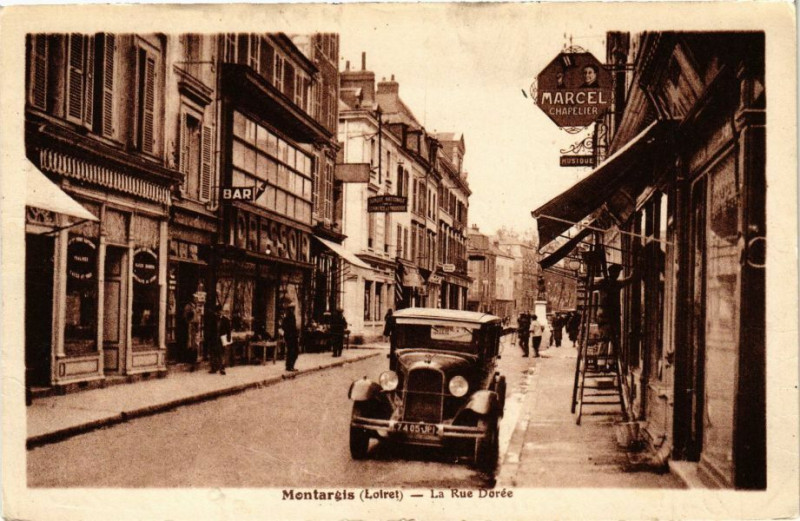 Carte postale ancienne Montargis - La Rue Dorée à Montargis