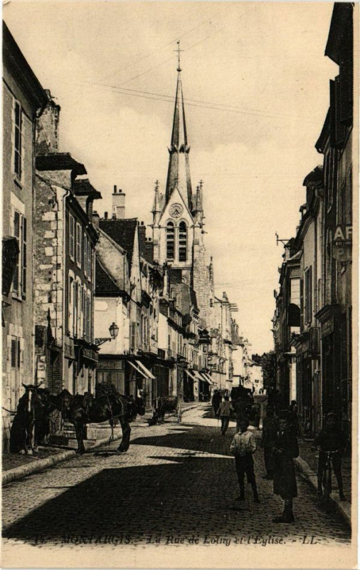 Carte postale ancienne Montargis - La Rue de Loing et l'Eglise à Montargis