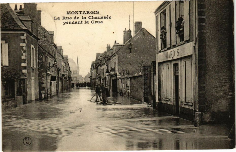 Carte postale ancienne Montargis - La Rue de la Chaussée pendant la Crue à Montargis
