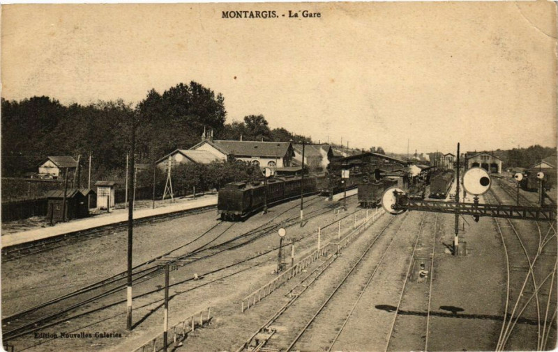 Carte postale ancienne Montargis - La Gare à Montargis