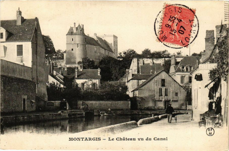 Carte postale ancienne Montargis - La Chateau vu du Canal à Montargis