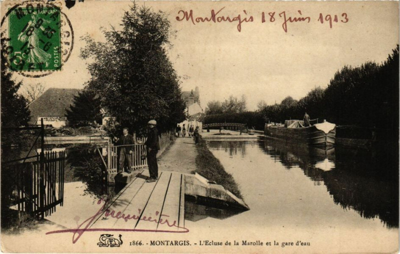 Carte postale ancienne Montargis - L'Ecluse de la Marolle et la gare d'eau à Montargis
