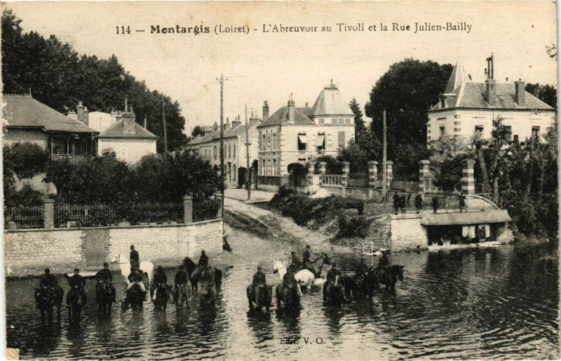 Carte postale ancienne Montargis - L'Abrevouir au Tivoli et la Rue Julien Bailly à Montargis