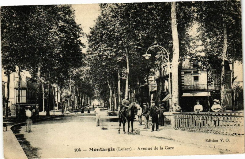 Carte postale ancienne Montargis - Avenue de la Gare à Montargis