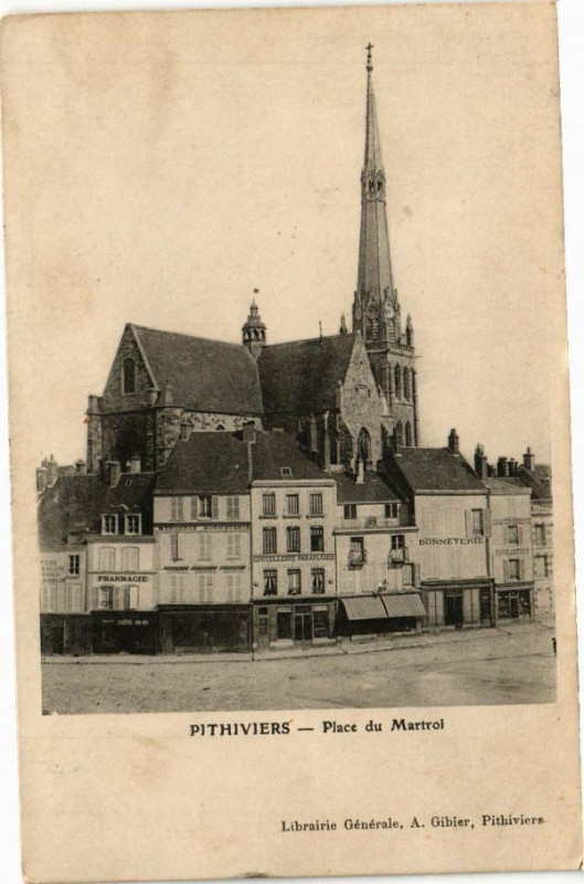 Carte postale ancienne Pithiviers-Place du Martroi à Pithiviers