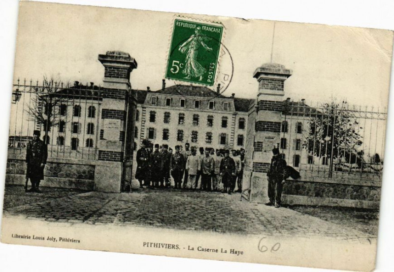 Carte postale ancienne Pithiviers-La Caserne La Haye à Pithiviers
