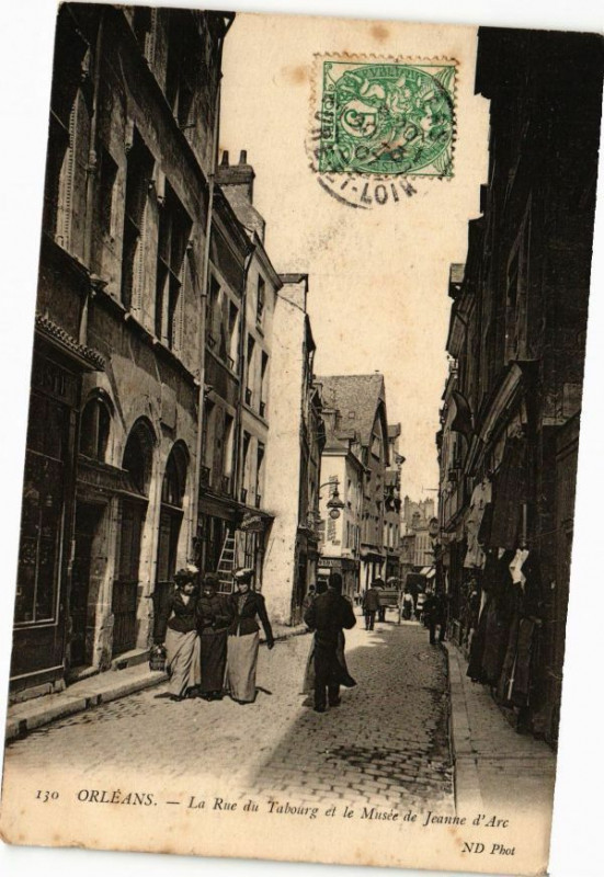 Carte postale ancienne Orleans-La Rue du Tabourg et le Musée de Jeanne d'Arc à Orléans