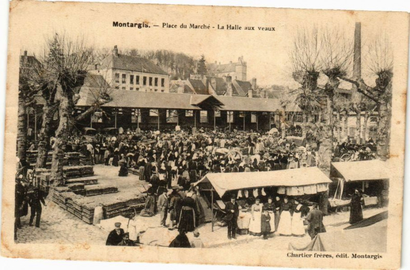 Carte postale ancienne Montargis-Place du Marche-La Halle aux veaux à Montargis