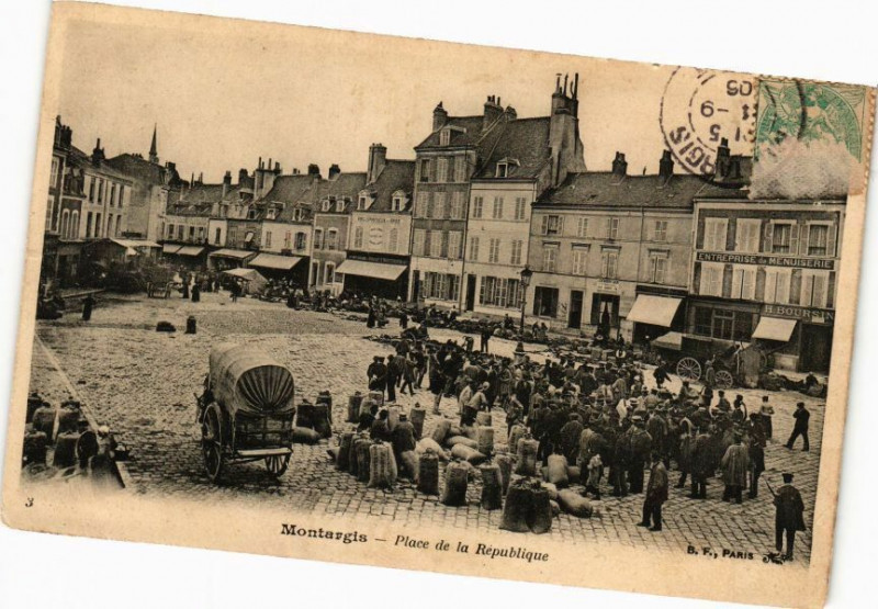 Carte postale ancienne Montargis-Place de la Republique à Montargis