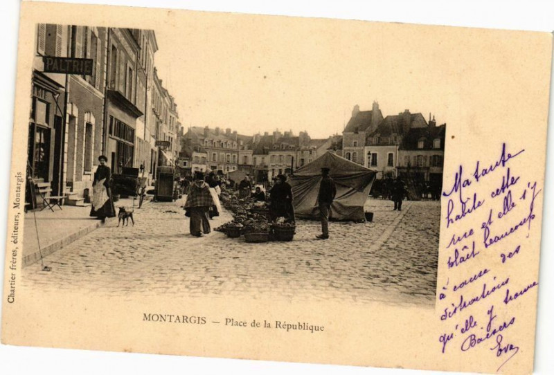 Carte postale ancienne Montargis-Place de la Republique à Montargis