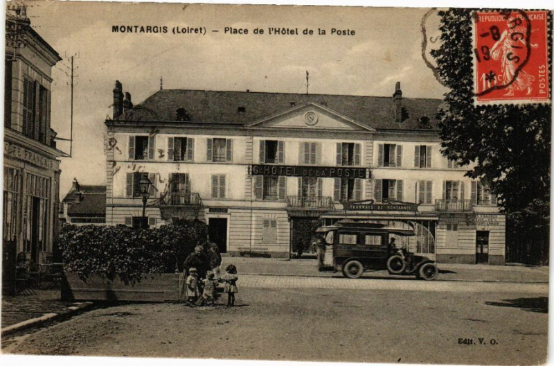 Carte postale ancienne Montargis-Place de l'Hotel de la Poste à Montargis