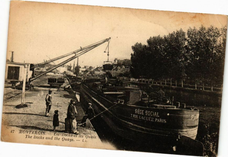 Carte postale ancienne Montargis-Les Docks et les Quais à Montargis