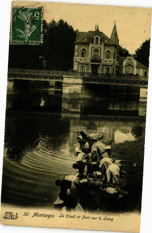 Carte postale ancienne Montargis-Le Tivoli et Pont sur le Loing à Montargis