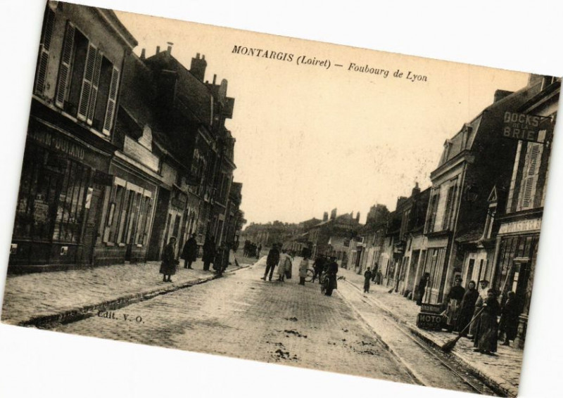 Carte postale ancienne Montargis-Faubourg de Lyon à Montargis