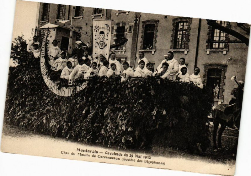 Carte postale ancienne Montargis-Cavalcade du 29 Mai 1932-Char du Moulin de Cercanceaux à Montargis