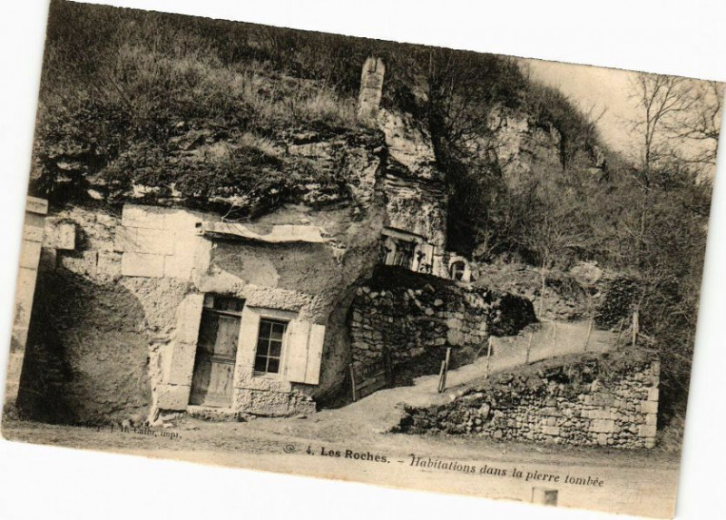 Carte postale ancienne Les Roches-Habitations dans la pierre tombée