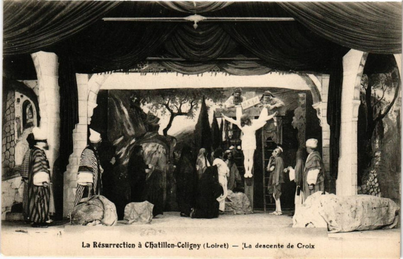 Carte postale ancienne La Resurrection a Chatillon-Coligny-La descente de Croix