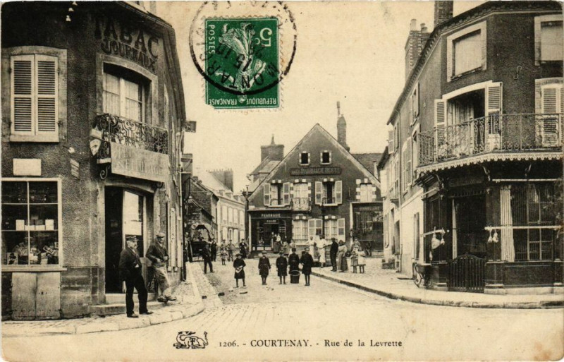 Carte postale ancienne Courtenay-Rue de la Levrette à Courtenay