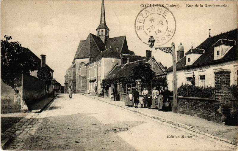 Carte postale ancienne Coullons-Rue de la Gendarmerie à Coullons