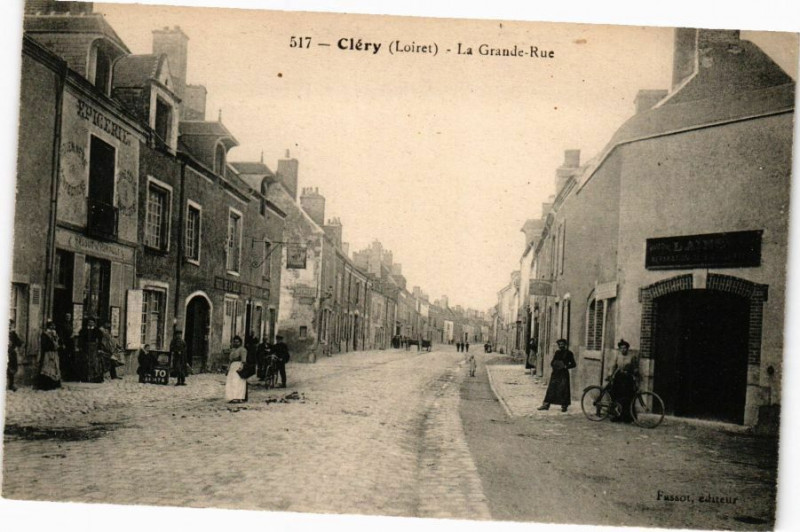 Carte postale ancienne Clery-La Grande Rue