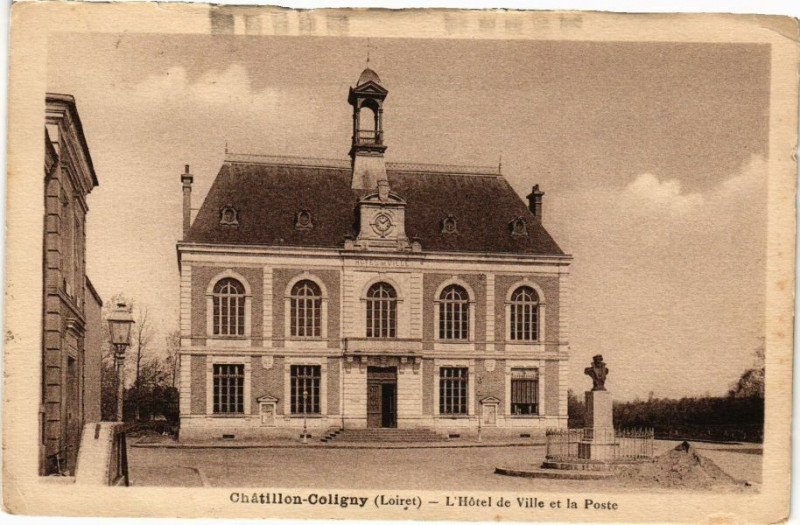 Carte postale ancienne Chatillon-Coligny-L'Hotel de Ville et la Poste