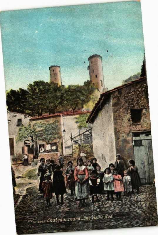 Carte postale ancienne Chateaurenard-Une Vieille Rue