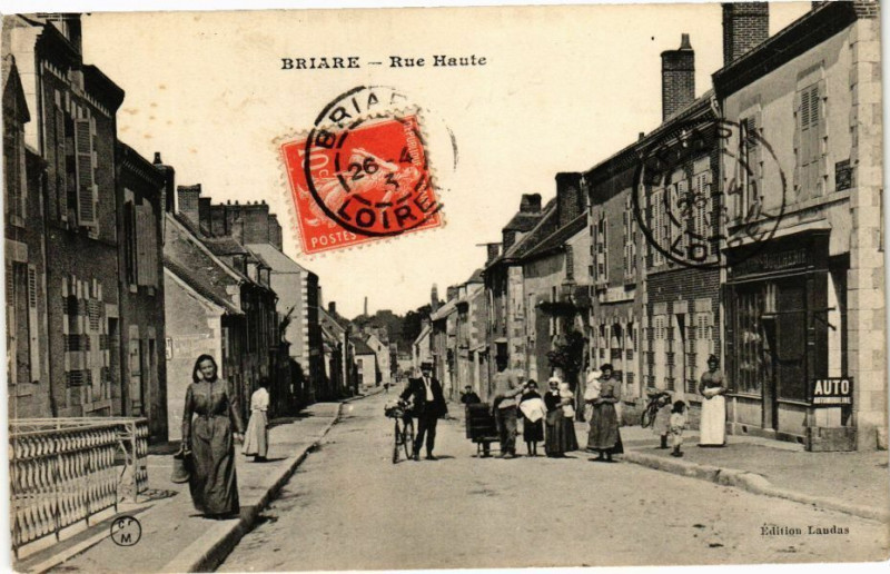 Carte postale ancienne Briare-Rue Haute à Briare