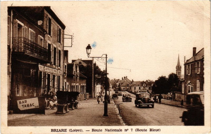 Carte postale ancienne Briare-Route Nationale no7 à Briare