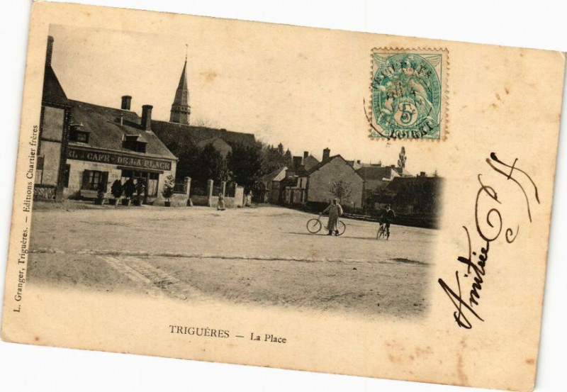 Carte postale ancienne Trigueres - La Place à Triguères