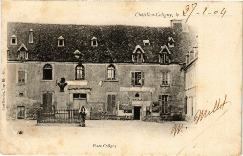 Carte postale ancienne Chatillon-Coligny le Place Coligny à Châtillon-Coligny