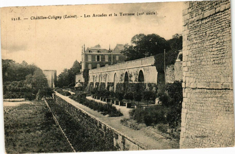 Carte postale ancienne Chatillon - Coligny - Les Arcades et la Terrasse