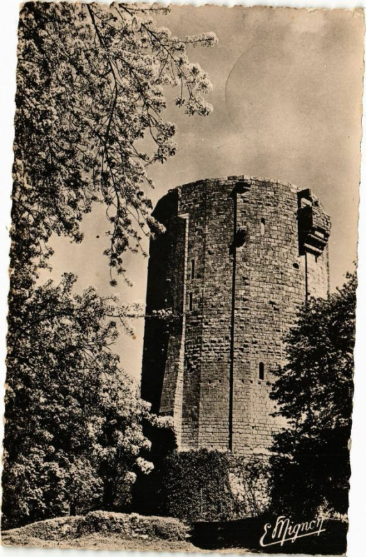 Carte postale ancienne Chatillon-Coligny - Le Donjon - Construit au Xii s. à Châtillon-Coligny