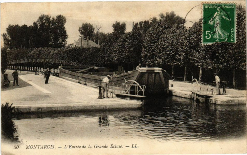 Carte postale ancienne Montargis - L'Entrée de la Grande Ecluse à Montargis