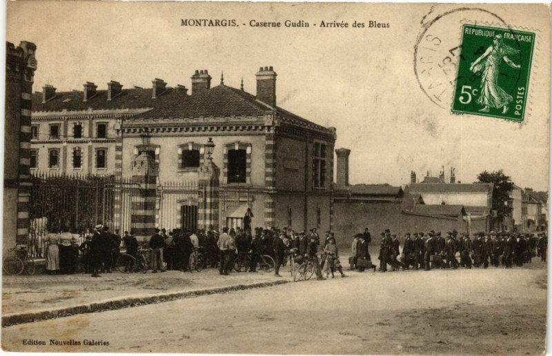 Carte postale ancienne Montargis - Caserne Gudin - Arrivée des Bleus à Montargis