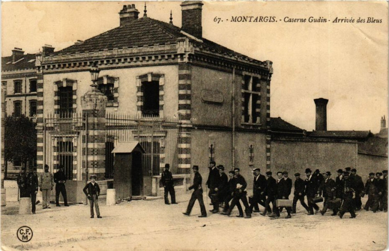Carte postale ancienne Montargis - Caserne Gudin - Arrivée des Bleus à Montargis