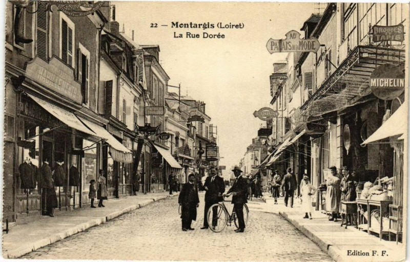 Carte postale ancienne Montargis - La Rue Dorée à Montargis