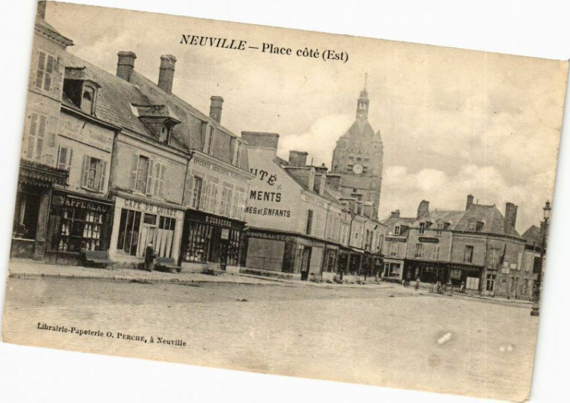 Carte postale ancienne Neuville - Place cote (Est)