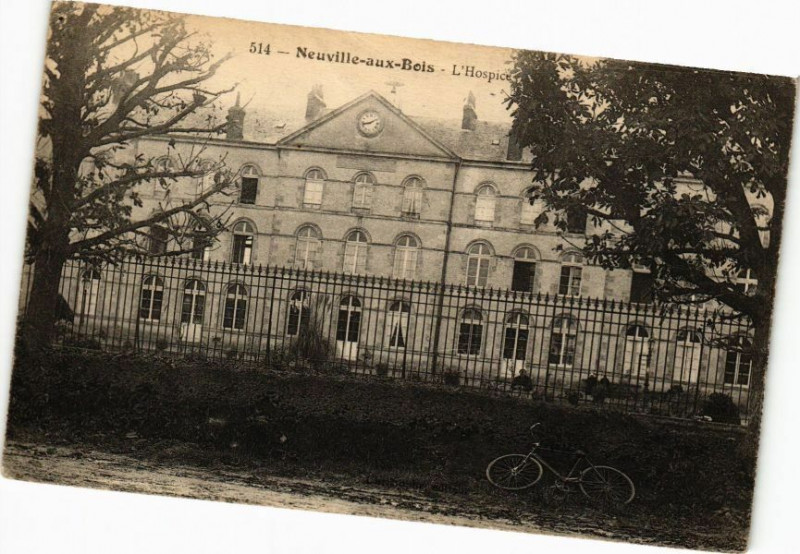 Carte postale ancienne Neuville-aux-Bois - L'Hospice à Neuville-aux-Bois