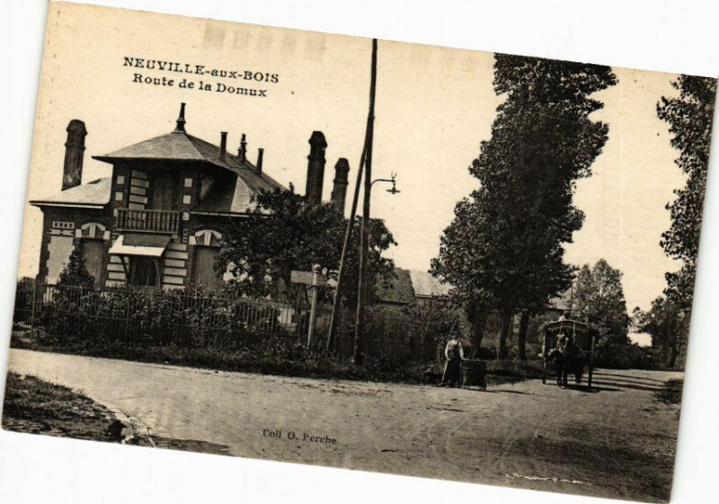 Carte postale ancienne Neuville-aux-Bois - Route de la Domux à Neuville-aux-Bois
