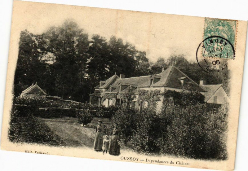 Carte postale ancienne Oussoy - Dependences du Chateau