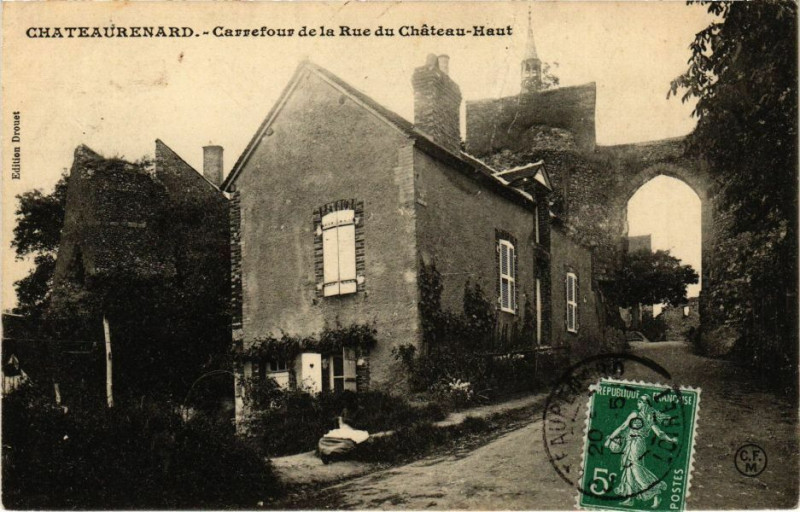 Carte postale ancienne Chateaurenard - Carrefour de la Rue du Chateau-Haut