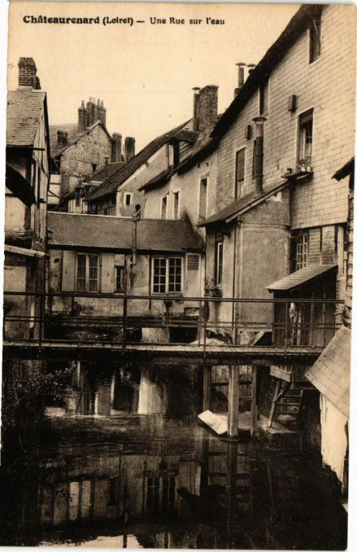 Carte postale ancienne Chateaurenard - Une Rue sur l'eau