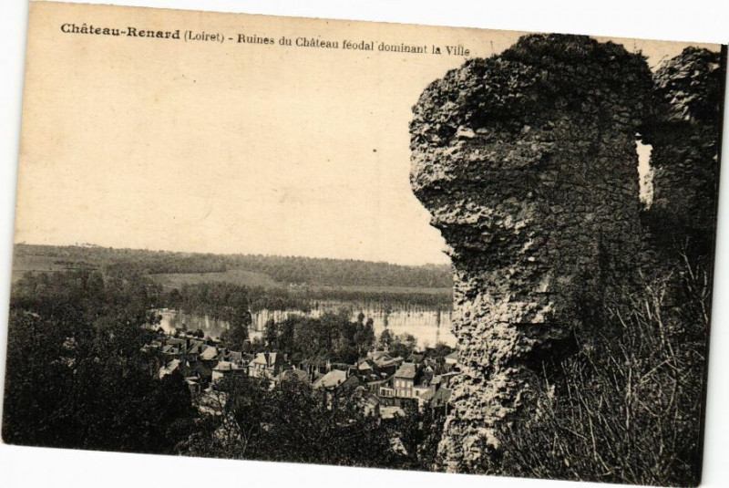 Carte postale ancienne Chateau-Renard - Ruines du Chateau feodal dominant la Ville à Château-Renard