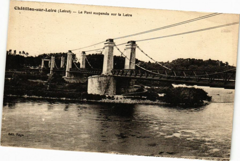 Carte postale ancienne Chatillon-sur-Loire - Le Pont suspendu sur la Loire à Châtillon-sur-Loire