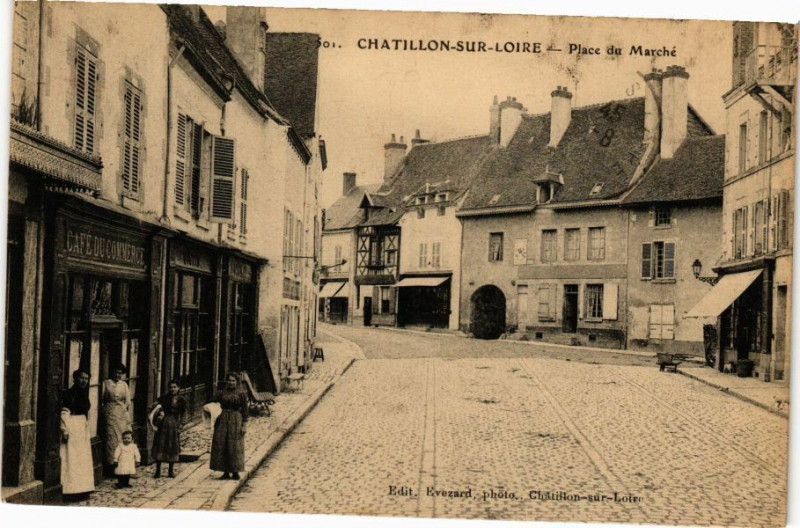 Carte postale ancienne Chatillon-sur-Loire - Place du Marché à Châtillon-sur-Loire
