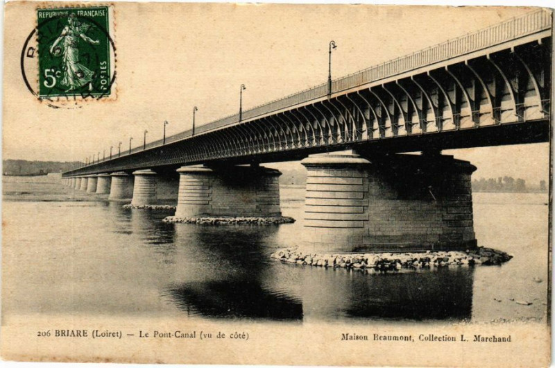 Carte postale ancienne Briare - Le Pont-Canal (vu de cote) à Briare