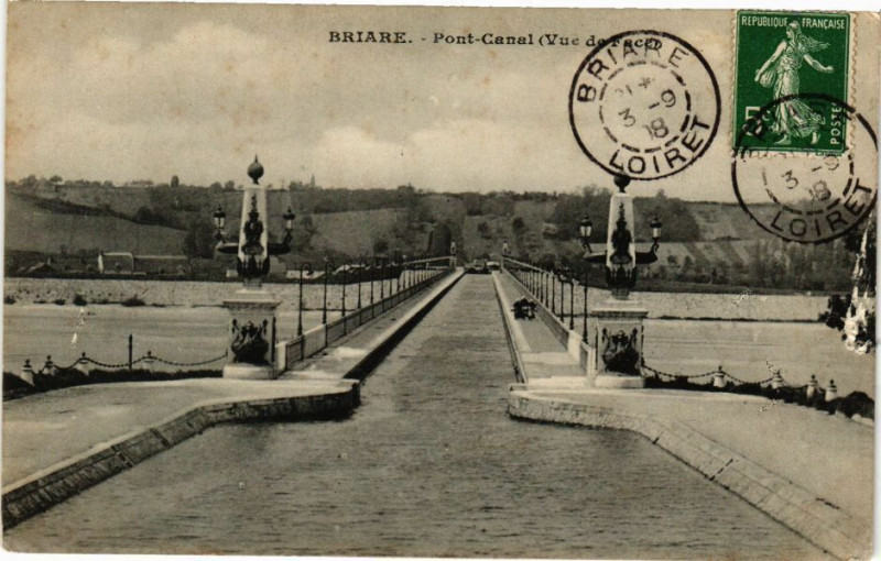 Carte postale ancienne Briare - Pont-Canal (Vue de face) à Briare