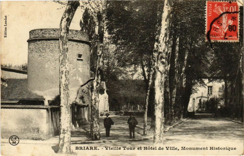 Carte postale ancienne Briare - Vieille Tour et Hotel de Ville Monument Historique à Briare