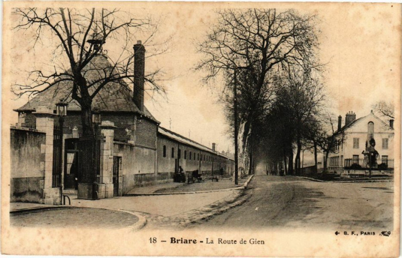 Carte postale ancienne Briare - La Route de Gien à Briare
