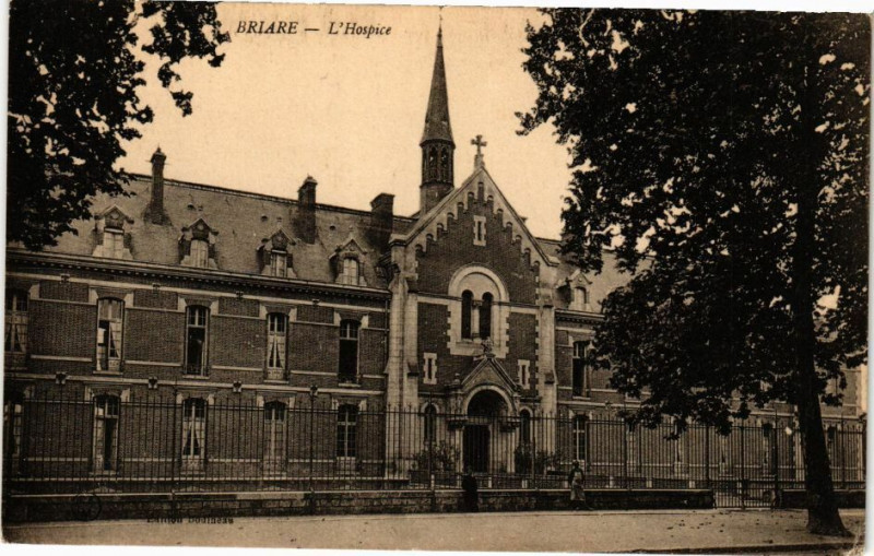 Carte postale ancienne Briare - L'Hospice à Briare